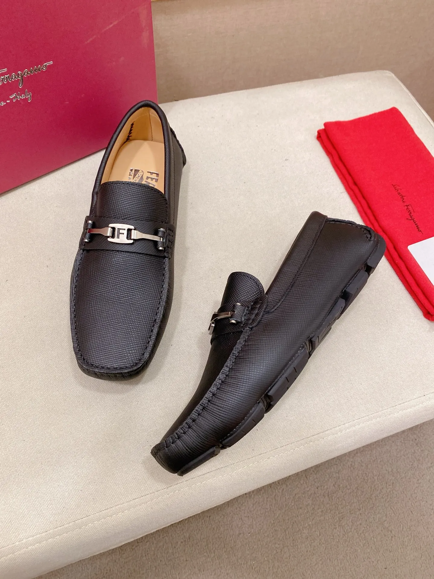 Factory price: 540💰High-end quality! Ferragamo🆕🆕Exclusive hot-selling products in stock🔥🔥New products on the shelves, high-quality Ferragamo men's pea shoes, high-end casual driving shoes, with complete packaging! 💪 💪 Material: imported first-layer cowhide 🐂 + imported high-quality water-dyed cowhide lining + wear-resistant outsole 👍🏻👍🏻 Features: high-end and comfortable, purely handmade 🚀 🚀 Create the perfect shoe that suits you best 🔥 🔥 Size: (38-44) 45 standard size can be customized!